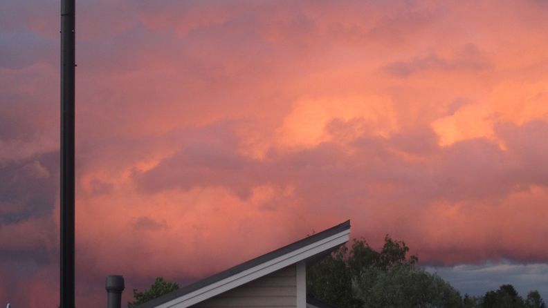 Pilvet hehkuivat tulenhohtoisina illalla Tuusulassa 19. kesäkuuta 2012.