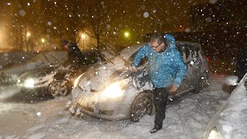 Autoja putsattiin lumesta Kotkassa 30. tammikuuta 2013.