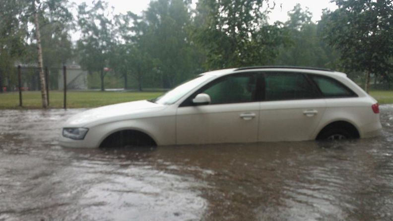 Lukijan kuva: Auto veden keskellä 10.6.2013.