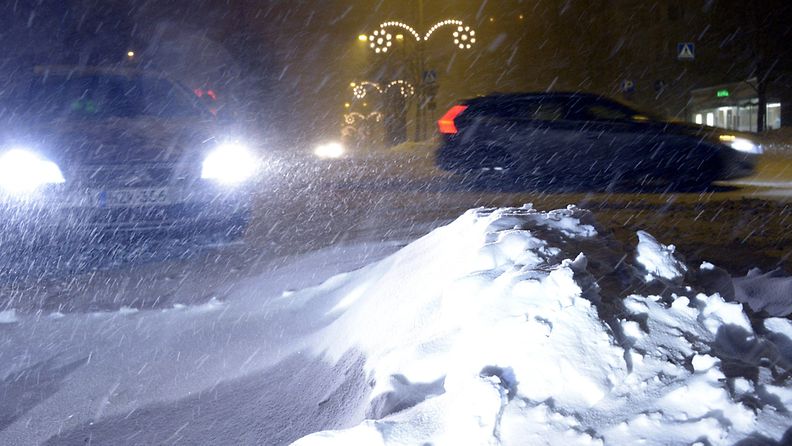 Autoja liikenteessä lumisateessa Espoossa 30. marraskuuta 2012.