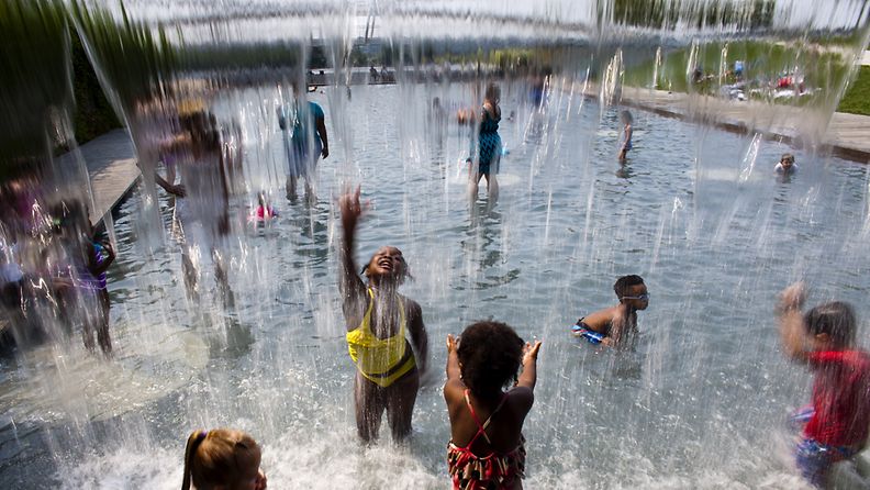 Ihmiset vilvoittelivat suihkulähteessä lähes 40 asteen helteessä Washingtonissa Yhdysvalloissa 29. kesäkuuta 2012.