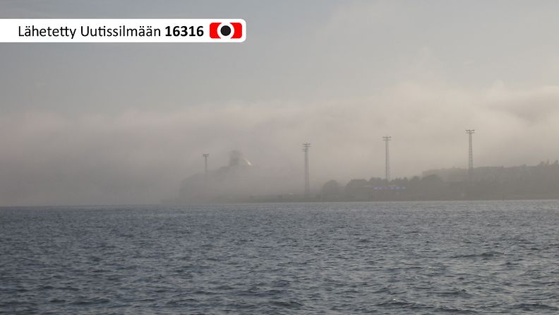 Lukija kuvasi Katajanokan kärkeä sunnuntaina 23.6.2013 Kruunuvuoren selältä länteen. Sumun seasta pilkistää Viking Linen laiva laituripaikallaan.