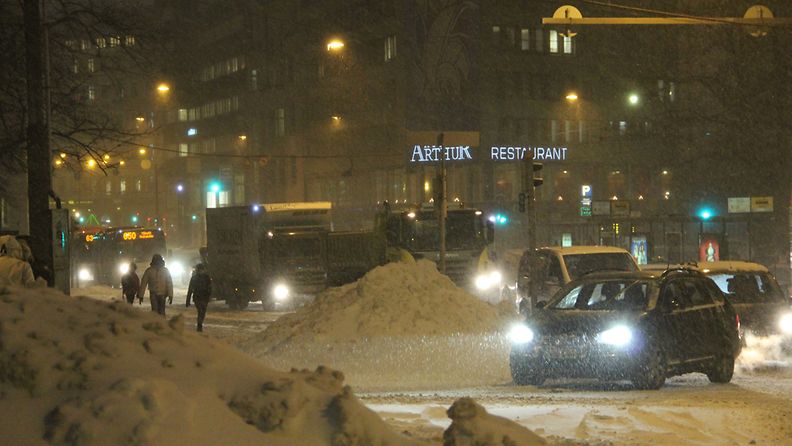 Lumisade sekoitti liikennettä Helsingissä 30. marraskuuta 2012.