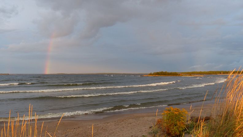 Sateenkaari Ohtakarin hiekkarannalla Lohtajalla 14. elokuuta 2013. Lukijan kuva: Matti Hietala