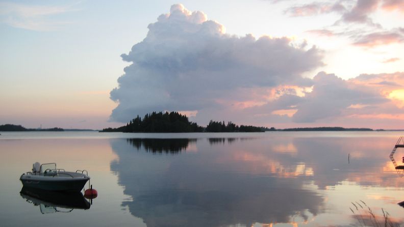 Auringonlasku meren rannalla Länsi-Suomessa.