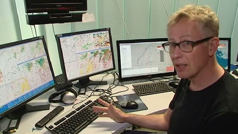 MTV3:n meteorologi Pekka Pouta valmistelee sääennustetta illan tv-lähetykseen 23. toukokuuta 2012.