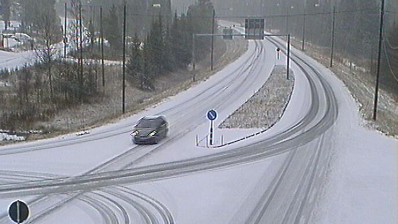 Viitostie Kuusamossa oli jo luminen alkuiltapäivästä.