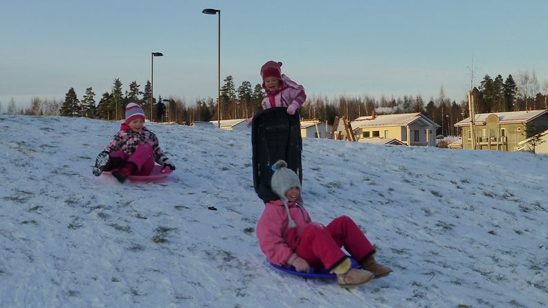 Talvinen sää houkutti pulkkamäkeen Tuusulassa 2. joulukuuta 2012.