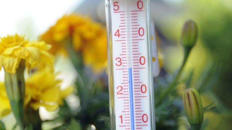 Lämpömittari näyttää noin kolmeakymmentä astetta espoolaisella pihalla 13. heinäkuuta 2010.