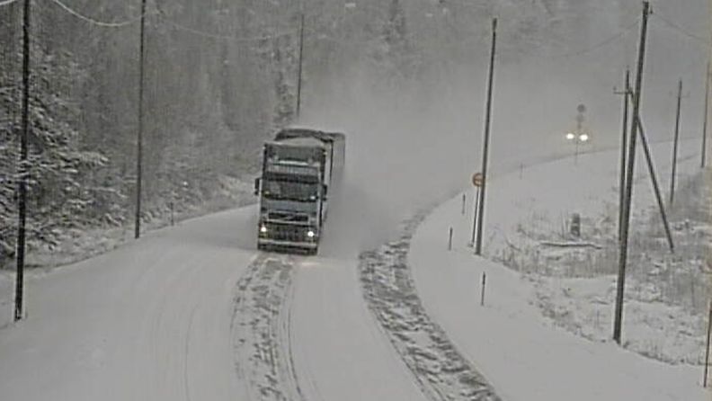 Lumisade ja pöllyävä lumi huonontavat ajokeliä. Kuva Liikenneviraston kelikamerasta tieltä 14 Hiismäestä Savonlinnasta 7. joulukuuta 2012 kello 12.24.