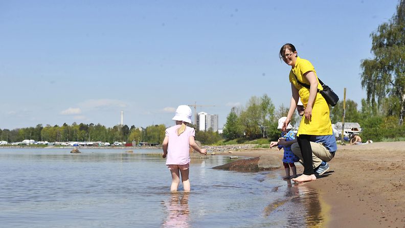 Isä Eetu Tuomala ja pikkusisko Mona seurasivat, kun My Tuomala uitti varpaitaan äitinsä Sara Tuomalan kanssa Hietaniemen uimarannalla Helsingissä 21. toukokuuta 2012.