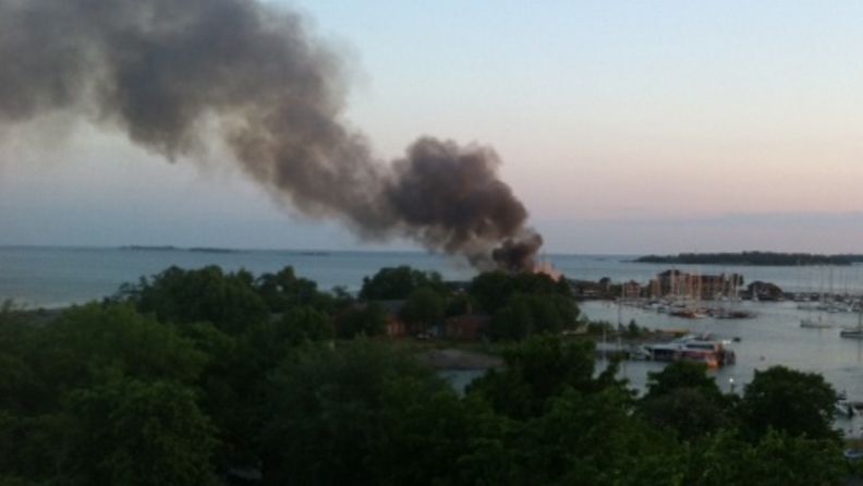 Tulipalo Liuskasaaressa Helsingissä 11. kesäkuuta 2013.