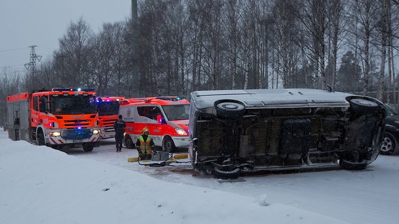 Pakettiauto kaatui kyljelleen Itäväylällä 4. maaliskuuta 2013. Lukijan kuva.