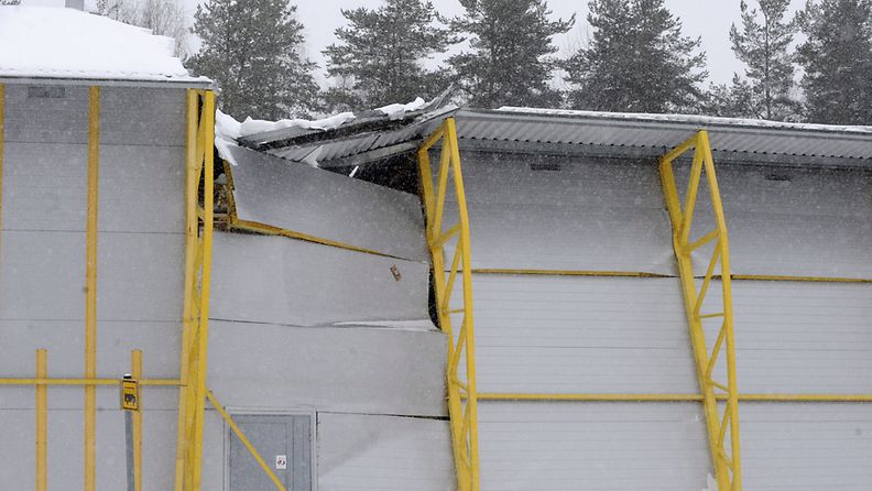 Teräsrakenteisen hallin katto romahti Järvenpäässä helmikuussa 2010. Kukaan ei loukkaantunut onnettomuudessa.