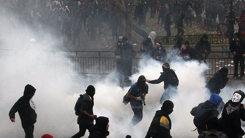 Mielenosoittajia yritettiin hillitä kyynelkaasulla Chilen Santiagon kaupungissa.