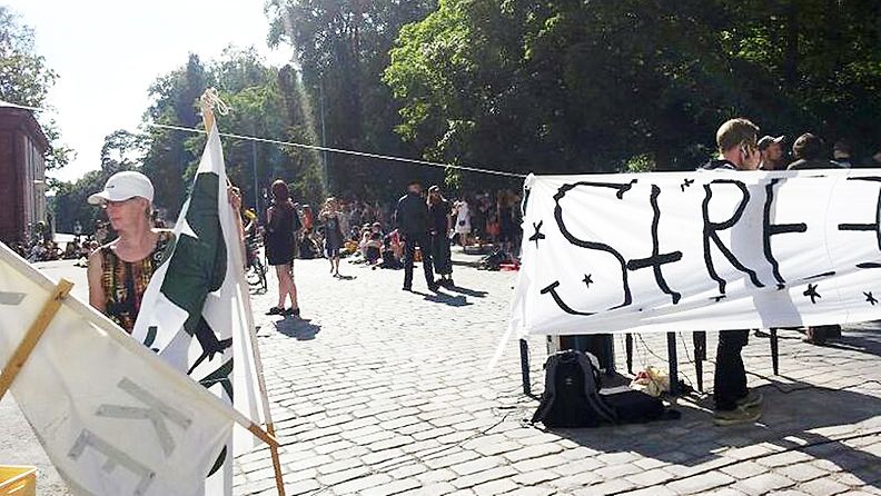Rallien vastustajat valtasivat kadun Jyväskylässä 3.8.2013.