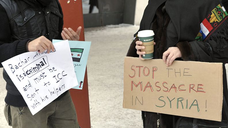 Kourallinen mielenosoittajia kokoontui Helsingissä Kiasman edustalle tukemaan Syyrian oppositiota ja vastustamaan presidentti Bashar al-Assadia lauantaina 11. helmikuuta 2012.