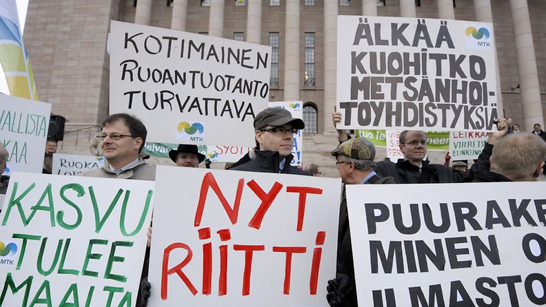 Joukko maanviljelijöitä ja metsänomistajia maakunnista kokoontui Helsinkiin mielenilmaisuun ja ojentamaan vetoomuksensa eduskuntaryhmien kansanedustajille 12. lokakuuta 2011.
