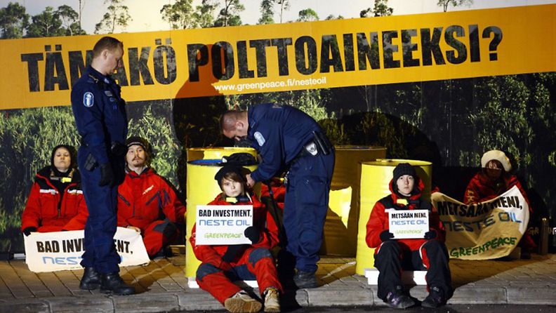 Greenpeacen aktivistit iskivät Espoo konttoriin. 