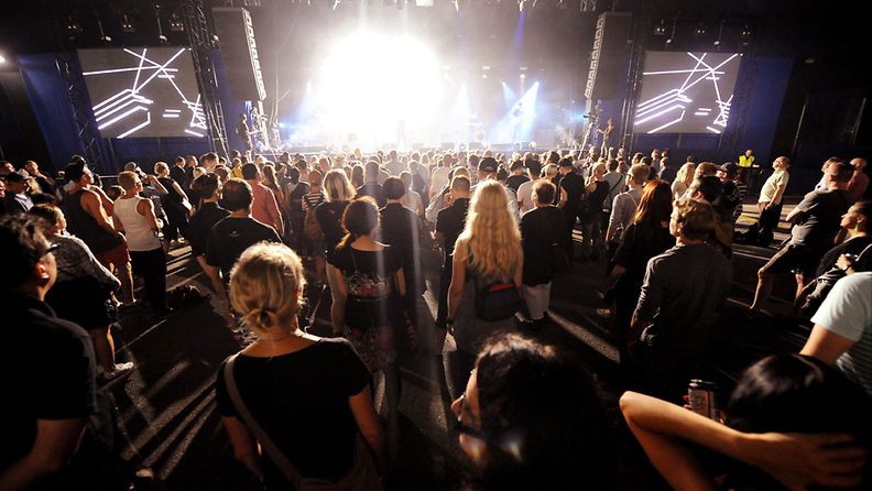 Yleisöä ruotsalaisen Kate Boyn keikalla Flow-festivaaleilla Helsingissä 7. elokuuta 2013.
