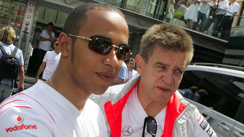 McLarenin Lewis Hamilton ja McLarenin Lääkäri Aki Hintsa Monacon Formula 1 kisassa 27. toukokuuta 2007.
