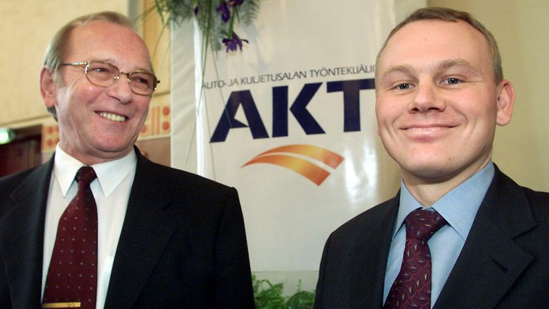 AKT:n entinen puheenjohtaja Kauko Lehikoinen sekä nykyinen Timo Räty. 