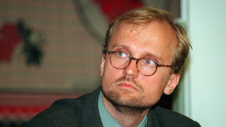 Timo Kivimäki lkoministeriön raportin julkistamistilaisuudessa vuonna 2000. 