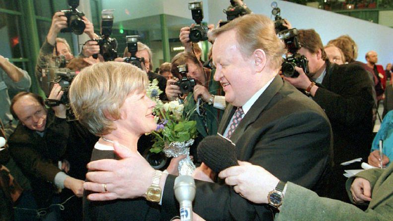 Elisabeth Rehn onnittelee Martti Ahtisaarta vaalituloksen ratkettua 6.2.1994. Kuva: Lehtikuva 