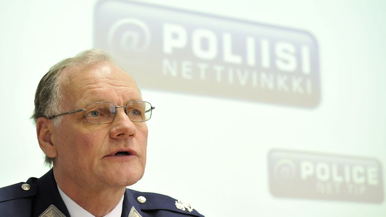 Poliisiylijohtaja Mikko Paatero esitteli poliisin uutta internetin vinkkijärjestelmää tiedotustilaisuudessa 11. maaliskuuta 2010.