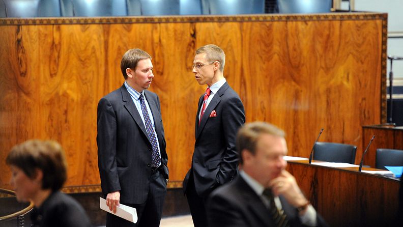 LKS 20110524 Paavo Arhinmäki ja Alexander Stubb eduskunnassa 24. toukokuuta 2011. Eduskunnassa keskusteltiin valtioneuvoston tiedonannosta, joka koski Portugalille myönnettäviä takausjärjestelyjä.  Lehtikuva