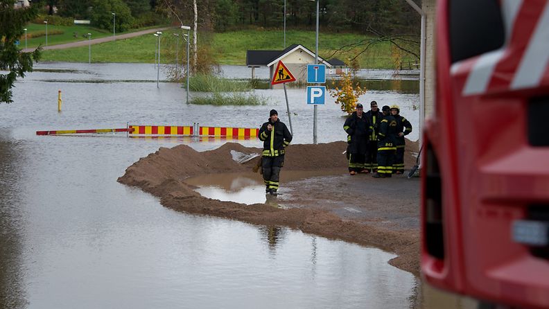 Kurikan keskustassa pelastuslaitos rakensi suojavalleja 7. lokakuuta 2012. Tulva koetteli Etelä-Pohjanmaata myös sunnuntaina. Pahoilta vahingoilta on kuitenkin vältytty.  