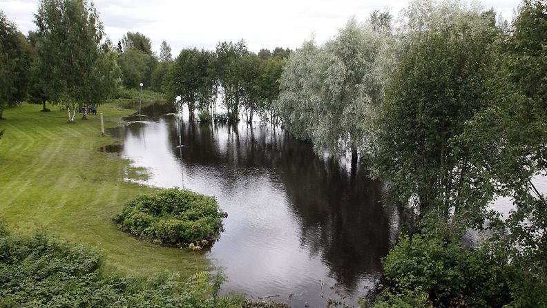Tulvaveden valtaamaa nurmikkoa Siikalatvan Rantsilassa perjantaina 10. elokuuta 2012. 