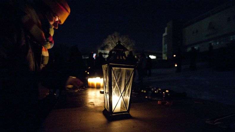 Lyhtyjä sytyteltiin Earth Hour -tapahtumassa Töölönlahdella Helsingissä, 23. maaliskuuta 2013. 