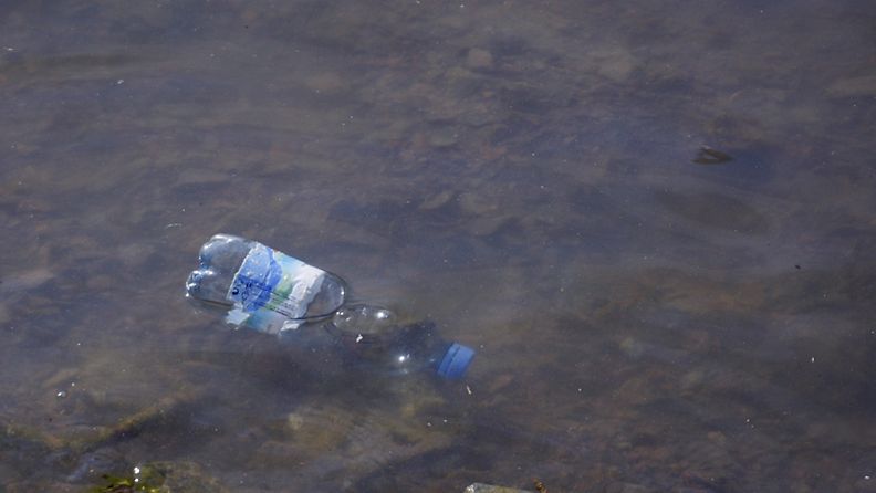 Muoviroskat eivät aiheuta yhtä pahaa ympäristöongelmaa Itämerellä kuin rehevöityminen. Kuva: Lehtikuva