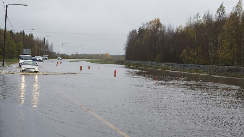 Valtatie 19 oli osittain poikki Ilmajoen Tuomikylän kohdalla tielle tulvineen veden vuoksi 6. lokakuuta 2012.
