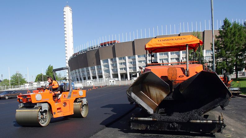 Olympiastadionin parkkipaikkaa Helsingissä päällystetään uudelleen 25. toukokuuta 2005. // 