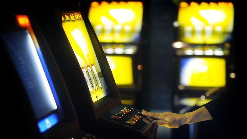 Pelaaja yrittää voittaa rahaa Raha-automaattiyhdistyksen RAY:n peliautomaatista Täyspotti -pelisalissa Helsingissä 20. lokakuuta 2009.