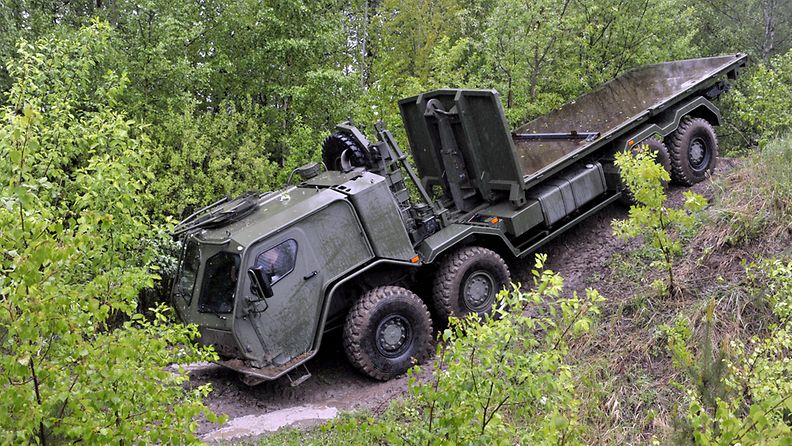 Puolustusvoimille valmistettu Sisu 8x8 maastokuorma-auto Raaseporissa 24. toukouuta 2010. Suomalainen sotilasajoneuvojen valmistaja Sisu Defence Oy luovuttaa puolustusvoimille kuusikymmentä tällaista maastokuorma-autoa.  