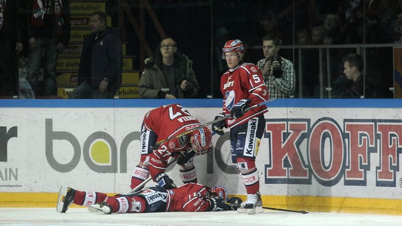 Keskustelu jääkiekon turvallisuudesta ryöpsähti käyntiin, kun HIFK:n Ville Peltonen sai lievän aivovamman Jokereiden Markus Nordlundin rajusta taklauksesta. 