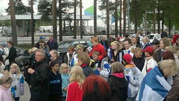 Fanit odottivat sankareitaan Helsinki-Vantaalla. Kuva: MTV3