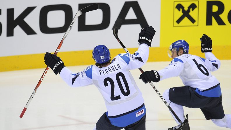 Toistuuko sama tänään? Mikael Granlund tuulettaa tekemään ilmaveivimaalia, jolla Suomi meni 1-0 johtoon viime vuoden MM-kisoissa Venäjää vastaan. Suomi voitto välieräottelun lopulta 3-0 ja eteni finaaliin, josta tuli kultaa.