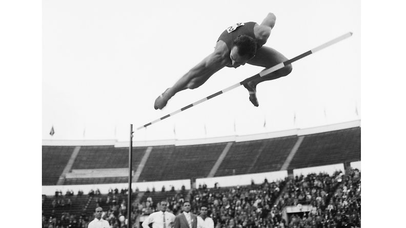 Neuvostoliittolainen korkeushyppääjä Valery (Valeri) Brumel hyppää Helsingin Olympiastadionilla nuorisokisoissa 31. heinäkuuta 1962.