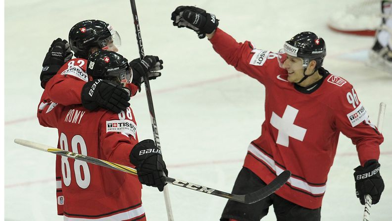Sveitsin Simon Moser, Kevin Romy ja Damien Brunner juhlivat maalia Valko-Venäjää vastaan 6.5.2012.