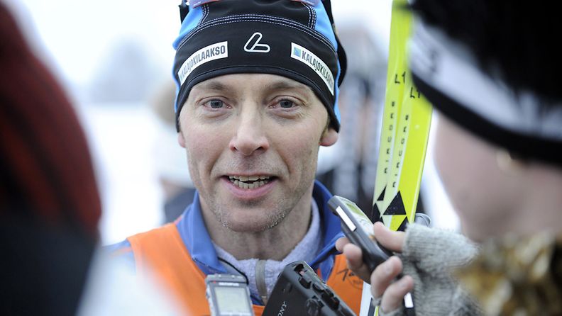 Hiihtäjälegenda Mika Myllylä teki loppiaisena 6. tammikuuta 2009 paluun kilpahiihdon pariin Keski-Pohjanmaan maakuntaviestissä. Kuva: Lehtikuva