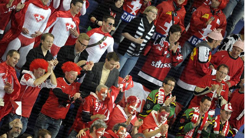 Sveitsiläisfanit Valko-Venäjä-ottelussa 6.5.2012.