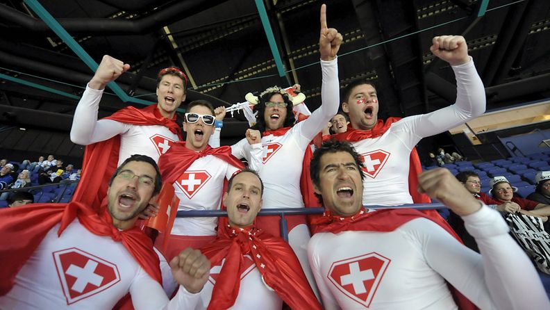 Sveitsiläiset lämmitelevät ennen Valko-Venäjä-peliä 6.5.2012.
