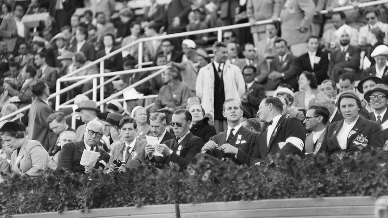 Helsingin Olypiakisojen avajaiset 19. heinäkuuta 1952. Kuninkaallisia kutsuvieraskatsomossa Uimastadionilla, keskellä mm. Kentin herttua Edward, Hollannin prinssi Bernhard ja ja Windsorin herttua, prinssi Philip.