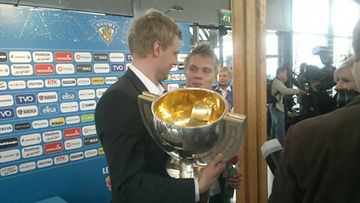 Pokaalia halaavat joukkueen kapteeni Mikko Koivu ja nuori sankari Mikael Granlund. MTV3