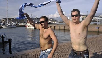 Vesa Kokko ja Joona Kaksonen ilakoivat Helsingissä kultamitalista. Kuva: Lehtikuva