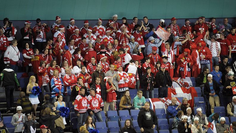 Sveitsiläisfanit pitävät meteliä Kazakstan-ottelussa jääkiekon MM-kisoissa 5.5.2012.